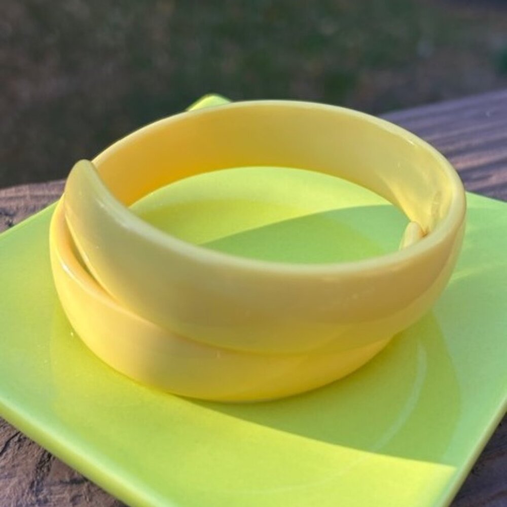 YELLOW LUCITE Wrap Vintage Bangle BRACELET - Picture 4 of 8